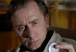 TIM ROTH ist Dominic.