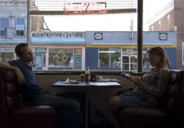 Felix (AUGUST DIEHL) und Ellen (MARIA SIMON) im Diner...evada