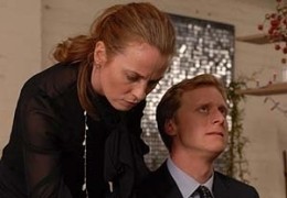 Martha (Daisy Donovan, li.) gibt ihrem Freund Simon...itt.