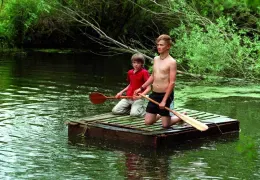 Martin (Johann Hillmann) und Oliver (Konrad Baumann)...Floß