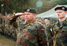 Major Hauptmann (Ronald Nitschke) tritt mit seinen...an. -