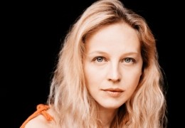 Petra Schmidt-Schaller als 'Amrita' - Sommer in Orange