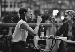 Frances Ha - v.l. Sophie (Mickey Sumner) und Frances...rwig)