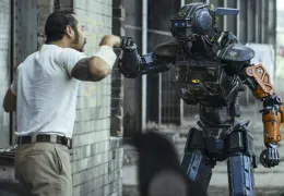 Chappie - Jose Pablo Cantillo ('Yankie') und Sharlto...pie')