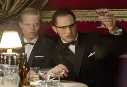 Legend - Ronnie Kray (Tom Hardy, links) und Leslie...chts)