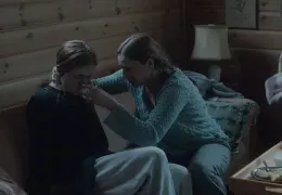Stella - Karin (Annika Hallin) versucht zunächst,...elfen