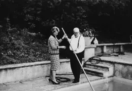 Dürrenmatt - Lotti und Friedrich Dürrenmatt im Garten
