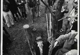 Beuys - Joseph Beuys bei der Pflanzung von 7000...1982.