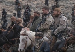 Operation: 12 Strong - Captain Mitch Nelson (CHRIS..., r.)