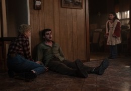 Wolf Man - Charlotte (Julia Garner), Blake...irth)