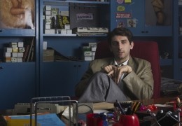 Diva Futura - Riccardo Schicchi (Pietro Castellitto)...A war