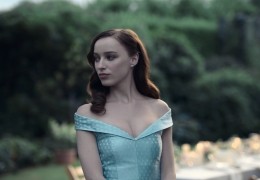 The Change - Phoebe Dynevor als Liz