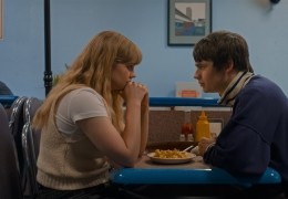 Finding Emily - Spike Fearn als Owen und Angourie...Emily
