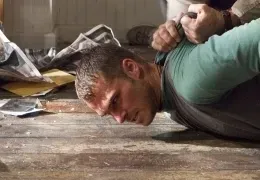 Thomas Craven (Mel Gibson) nimmt Burnham (Shawn...ness'