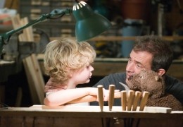 The Beaver - Walter (Mel Gibson) mit seinem jngsten...art).
