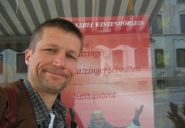 Regisseur Mickel Rentsch in Marktl - WIR sind Papst!...m Inn