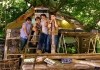 Die Pygmen in ihrem Baumhaus (v.l.n.r.): Steve...nchen
